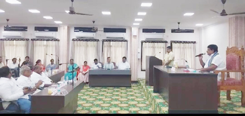 సమావేశంలో మాట్లాడుతున్న మున్సిపల్ చైర్మన్ జంజనం శ్రీనివాసరావు