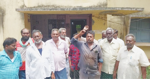 ఇరిగేషన్ కార్యాలయం వద్ద నిరసన తెలియజేస్తున్న రైతులు