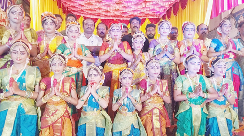 నృత్య ప్రదర్శన చేసిన విద్యార్థులు