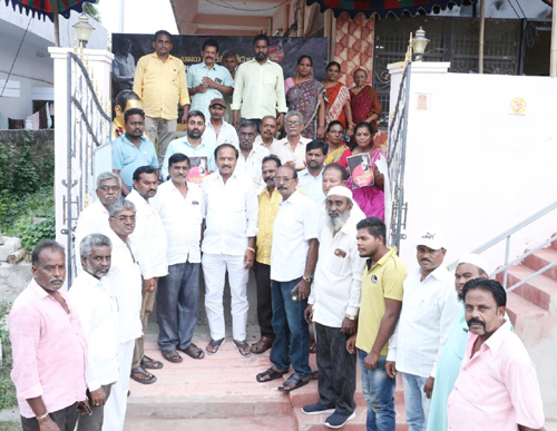 దీక్ష విరమింప చేస్తున్న ఎంఎం కొండయ్య