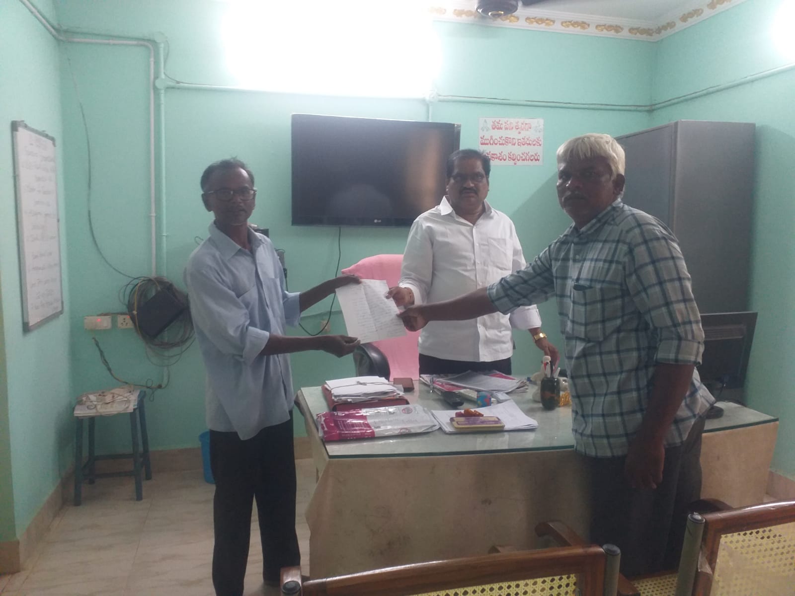 ఎన్నికల బూత్‌ మార్చాలని వినతి