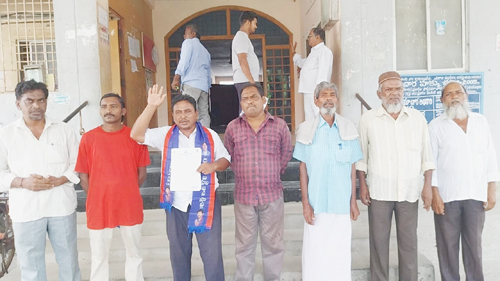 నిరసన తెలియజేస్తున్న దళిత బహుజన పార్టీ నాయకులు ఎస్ కె జిలాని 