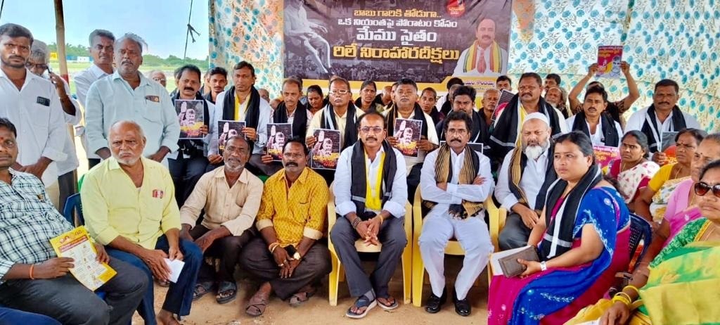 దీక్షా శిబిరంలో నిరసన తెలియజేస్తున్న ఎంఎం కొండయ్య