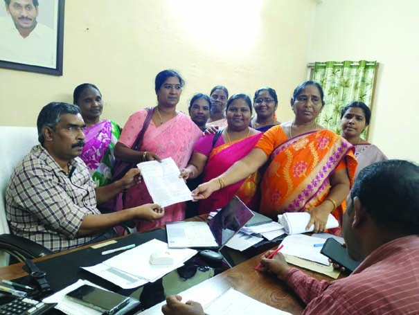  విఒఎల సమస్యల పరిష్కారానికి వినతి