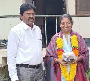 జడ్జి శుభవాణి సన్మానిస్తున్న బార్ అసోసియేషన్ ప్రెసిడెంట్ రమేష్ బాబు