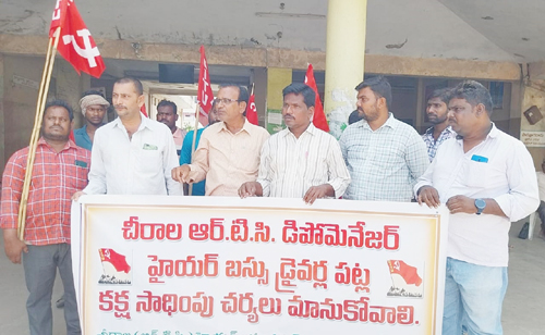 డిపోలో నిరసన తెలియజేస్తున్న ఎస్ డబ్ల్యూ ఎఫ్ నాయకులు 