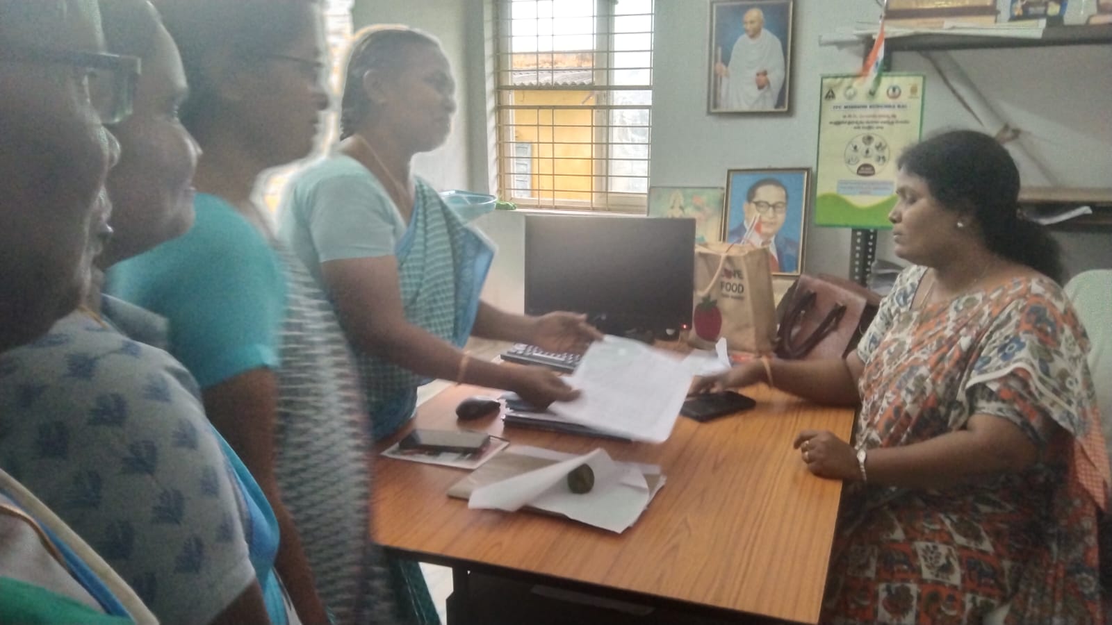 సమస్యలు పరిష్కరించాలని అంగన్‌వాడీల వినతి