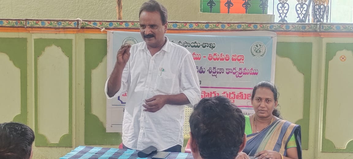 అన్నదాతలకు అవగాహన కల్పిస్తూ... 