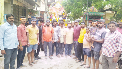 పేరాలలో వినాయక విగ్రహ ఊరేగింపులో యువకులు 