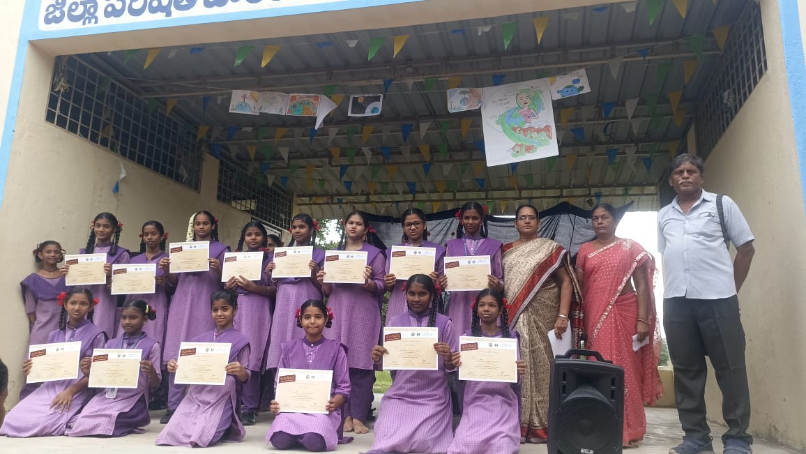 సర్టిఫికేట్లతో విద్యార్థులు 