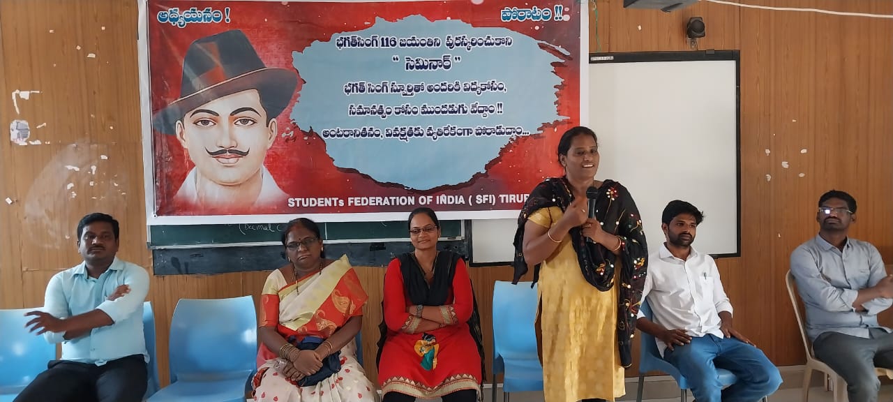 సదస్సులో మాట్లాడుతున్న ఐద్వా జిల్లా కార్యదర్శి సాయిలక్ష్మి 