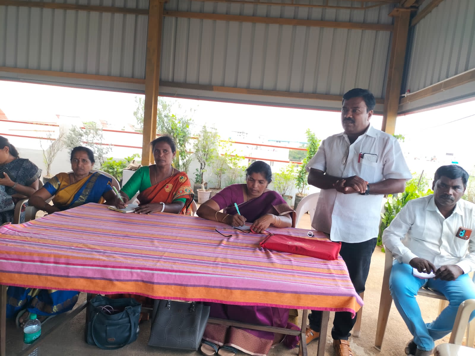 చిత్తూరు, తిరుపతి, అన్నమయ్య జిల్లాల విఒఓల సదస్సులో మాట్లాడుతున్న వాడ గంగరాజు 