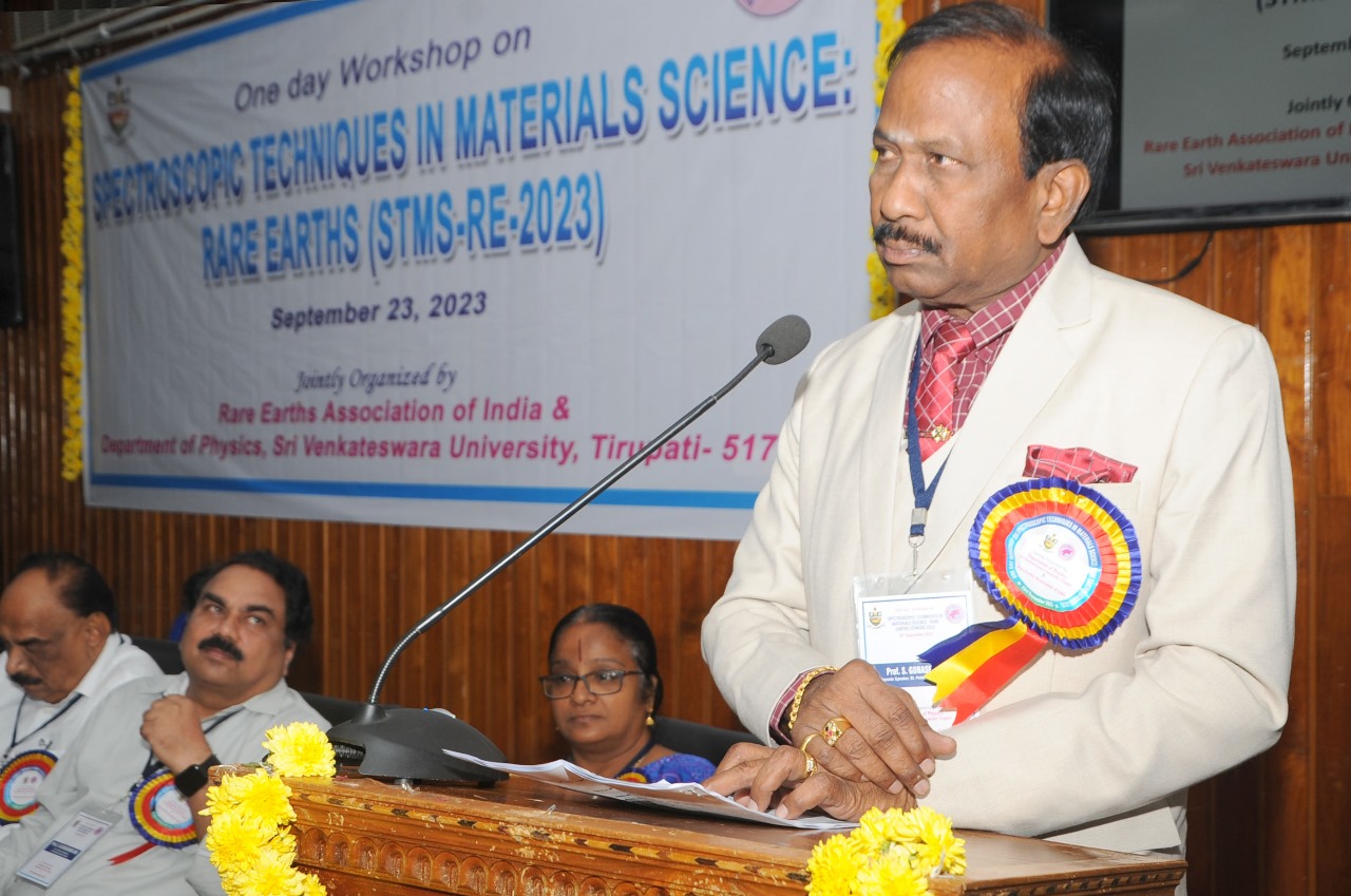 వర్కుషాపుపై ప్రసంగిస్తున్న ఎస్‌.గుణశేఖరన్‌ 