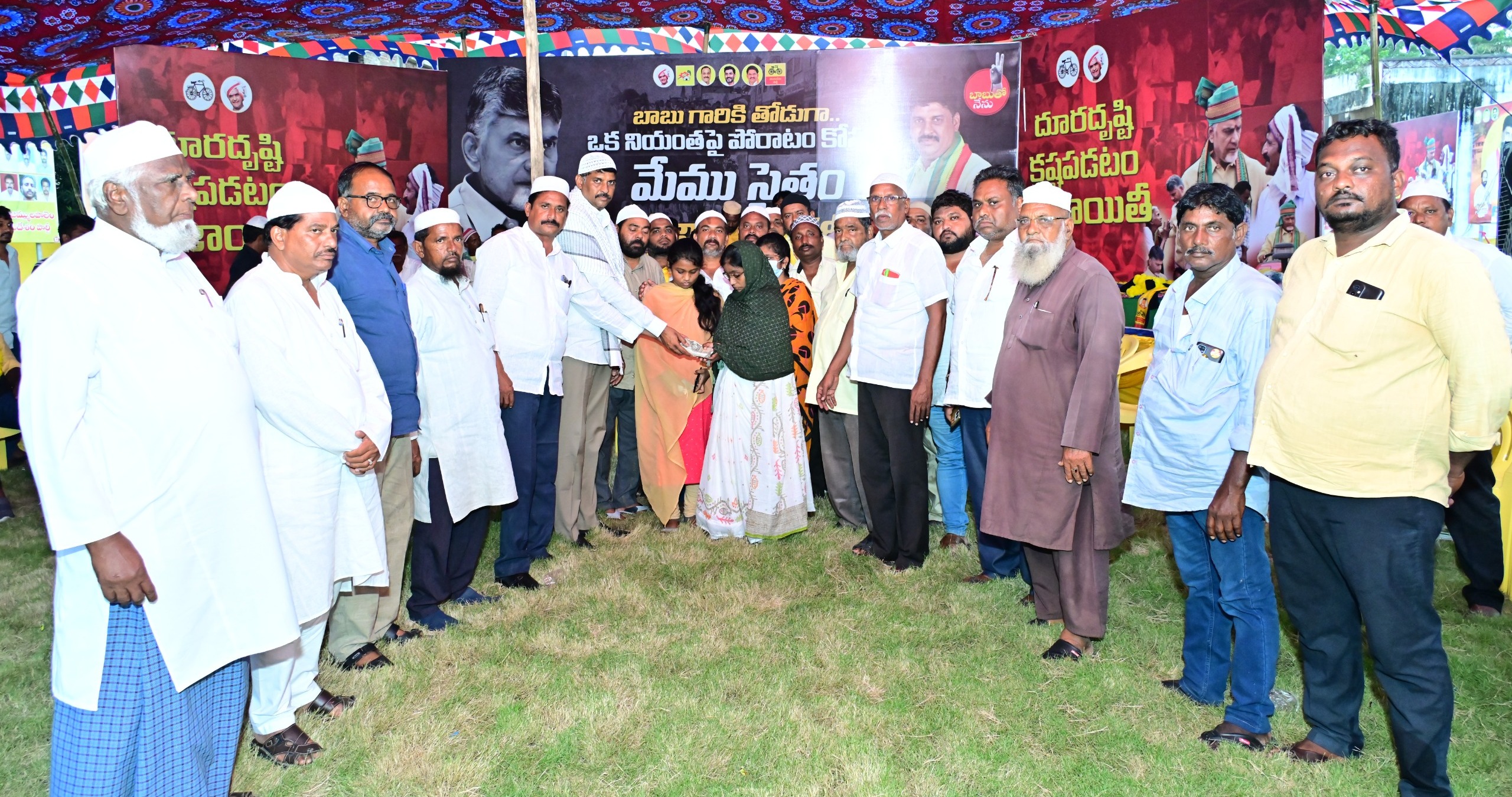 అబ్రార కుటుంబానికి ఆర్థిక సహాయం అందిస్తున్న నరేంద్ర వర్మ