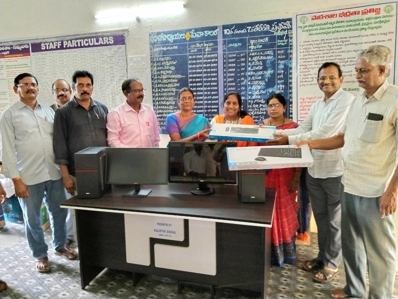 పాఠశాలకు కంప్యూటర్లు అందజేత