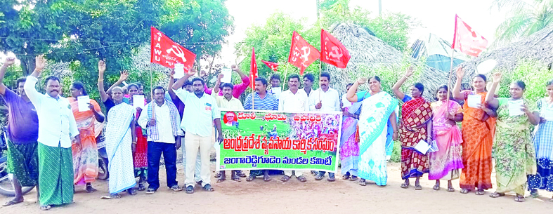 పేదల గుడిసెలకు పట్టాలివ్వాలి