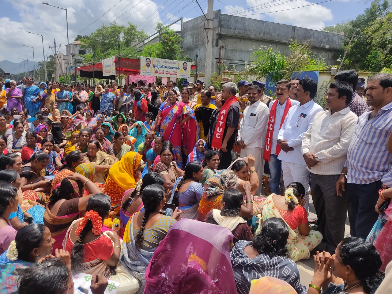 అంగన్వాడీలపై నిర్బంధం తగదు