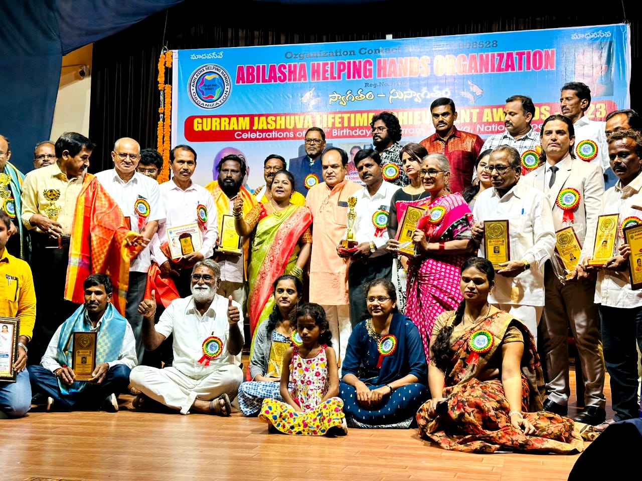 అంతర్జాతీయ బహుభాషా రంగస్థలం కళాకారుడిగా పురస్కారం అందుకున్న 'ఆల్‌ ది బెస్ట్‌' ఖాదర్‌ బాష షేక్‌ 