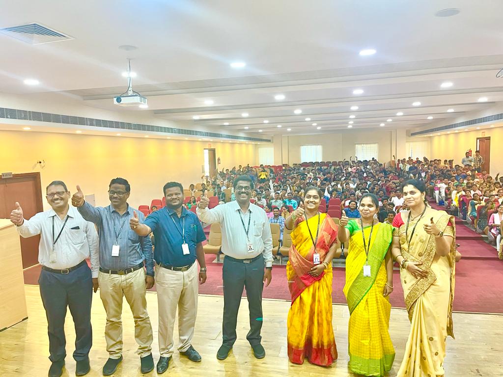 విక్టరీ చూపుతున్న ప్రిన్సిపాల్‌ సుధాకర్‌ రెడ్డి, ప్రొఫెసర్లు, అధ్యాపకులు. 