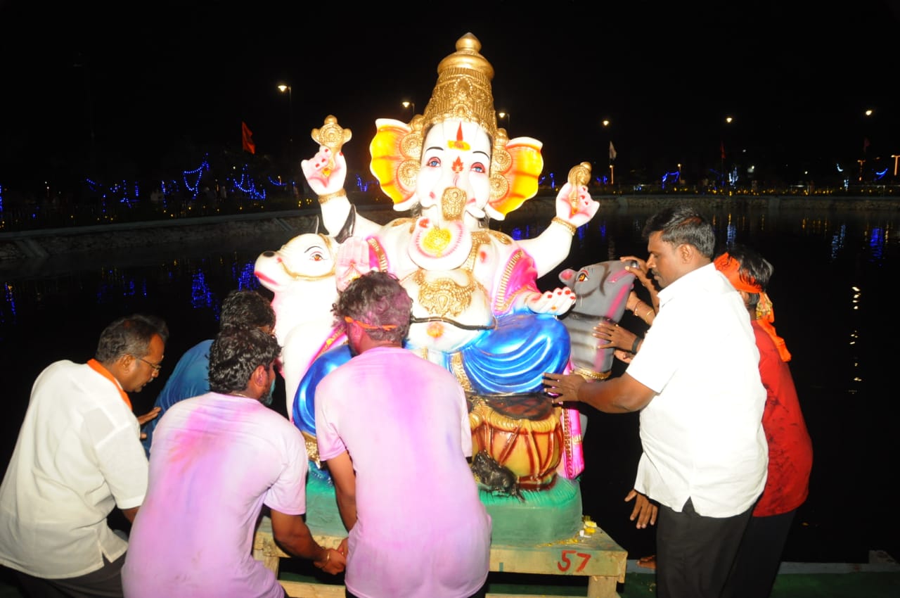 వినాయక విగ్రహాలను నిమజ్జనం చేస్తున్న యువత 