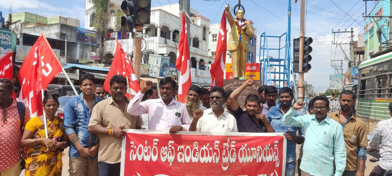 అంగన్‌వాడీల నిర్బంధంపై సిఐటియు ఆధ్వర్యంలో శ్రీకాళహస్తిలో నిరసన 