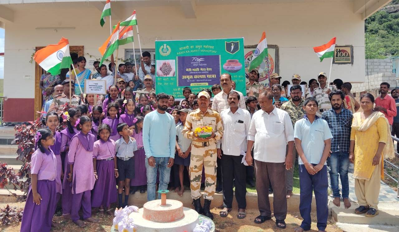 కలికిరి : మట్టి కలశంతో విద్యార్థులు, కమాండర్‌ వై.వి.రెడ్డి