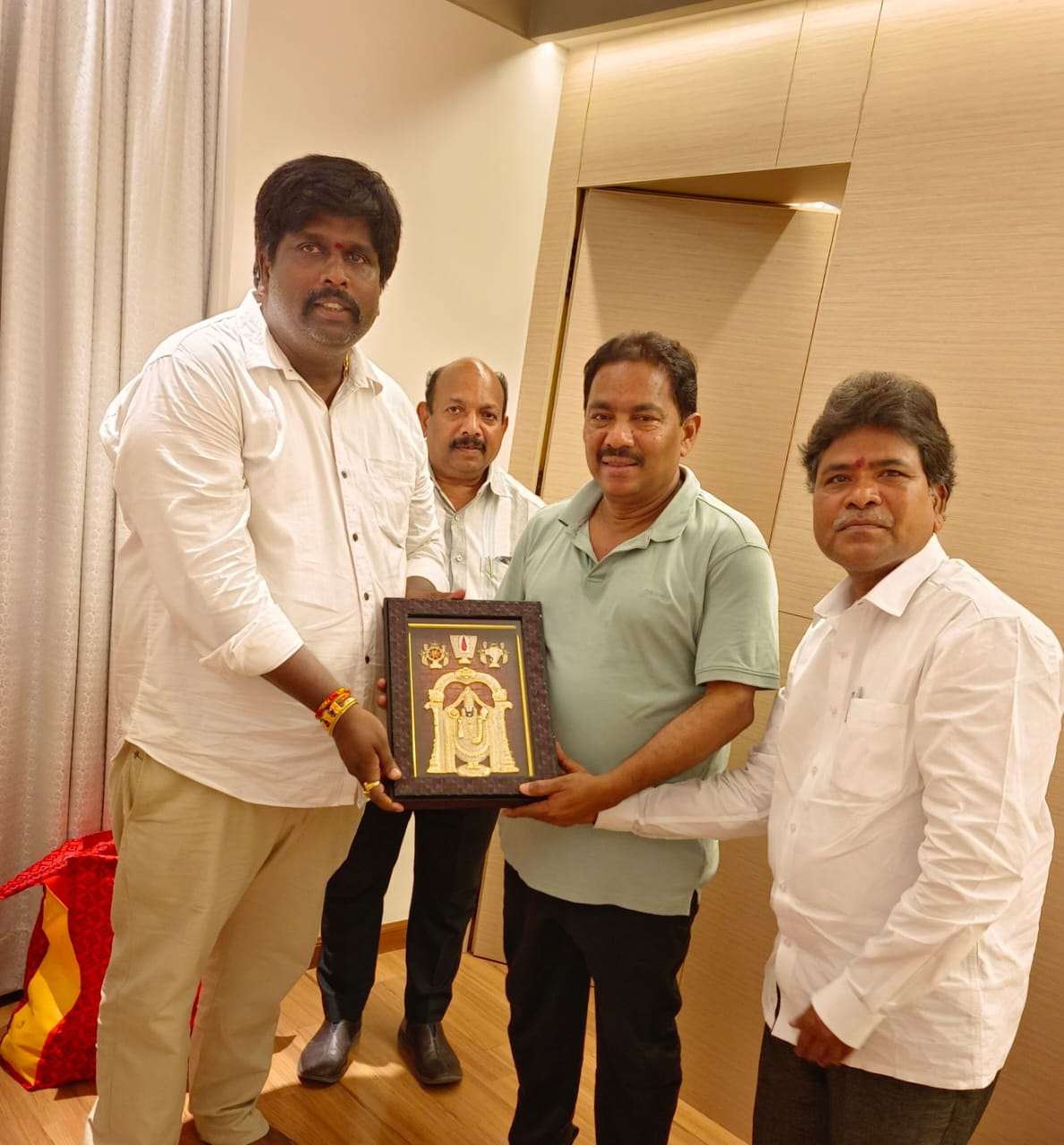 మంత్రి విశ్వరూప్‌ను సత్కరిస్తూ... 