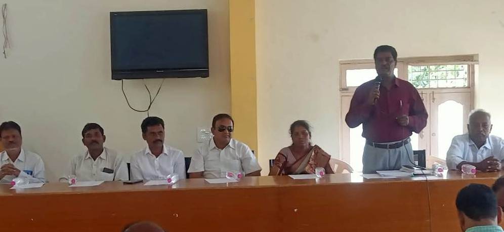 బి.కొత్తకోట :సమావేశంలో మాట్లాడుతున్న ఎంపిడిఒ శంకరయ్య