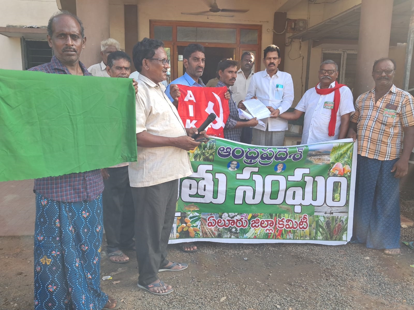 కౌలు రైతులకు గుర్తింపు కార్డులివ్వాలని ధర్నా