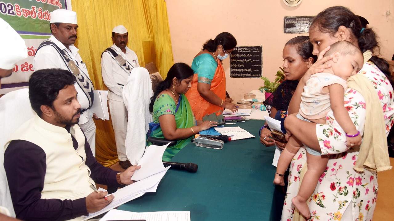 'జగనన్నకు చెబుదాం' అర్జీలకు తక్షణ పరిష్కారం : కలెక్టర్‌