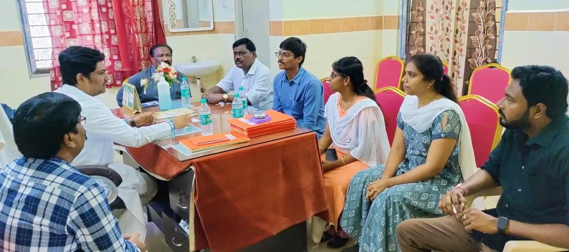 వైద్య సిబ్బందితో మాట్లాడుతున్న డిసిహెచ్‌ఎస్‌ డేవిడ్‌ సాల్మన్‌