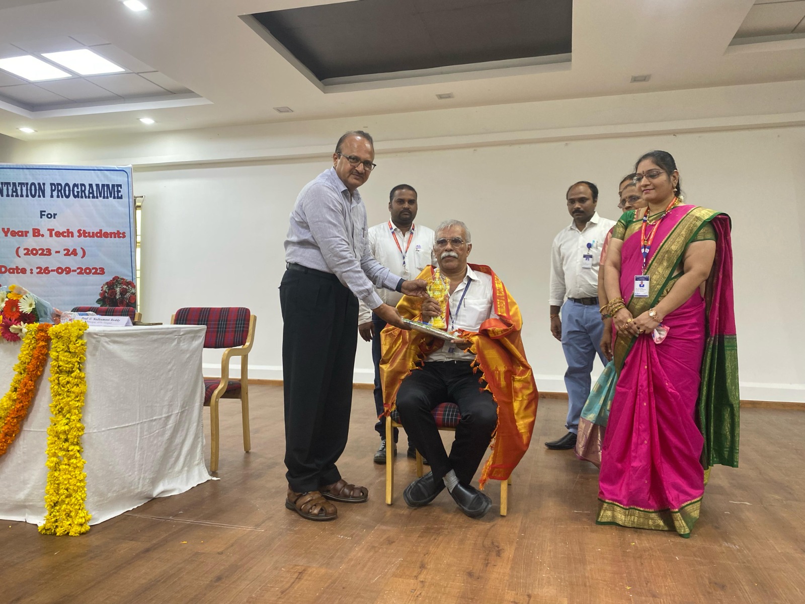 విజయ మోహన్‌ పిళ్లైని సత్కరిస్తున్న ప్రిన్సిపాల్‌ నాదముని రెడ్డి 