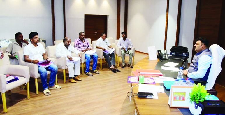 రాజకీయ పార్టీల ప్రతినిధులతో మాట్లాడుతున్న జిల్లా కలెక్టర్‌
