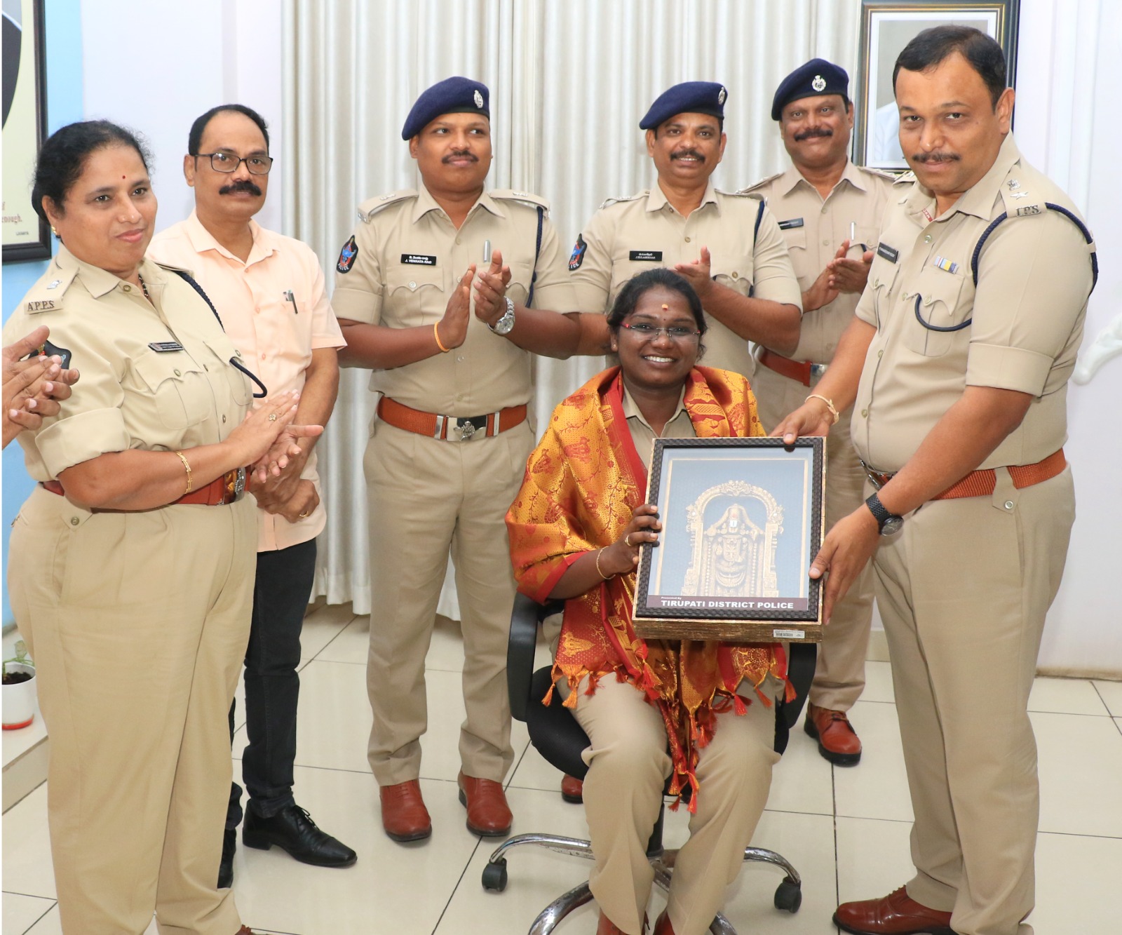 స్వాతిని సత్కరిస్తున్న ఎస్‌పి 