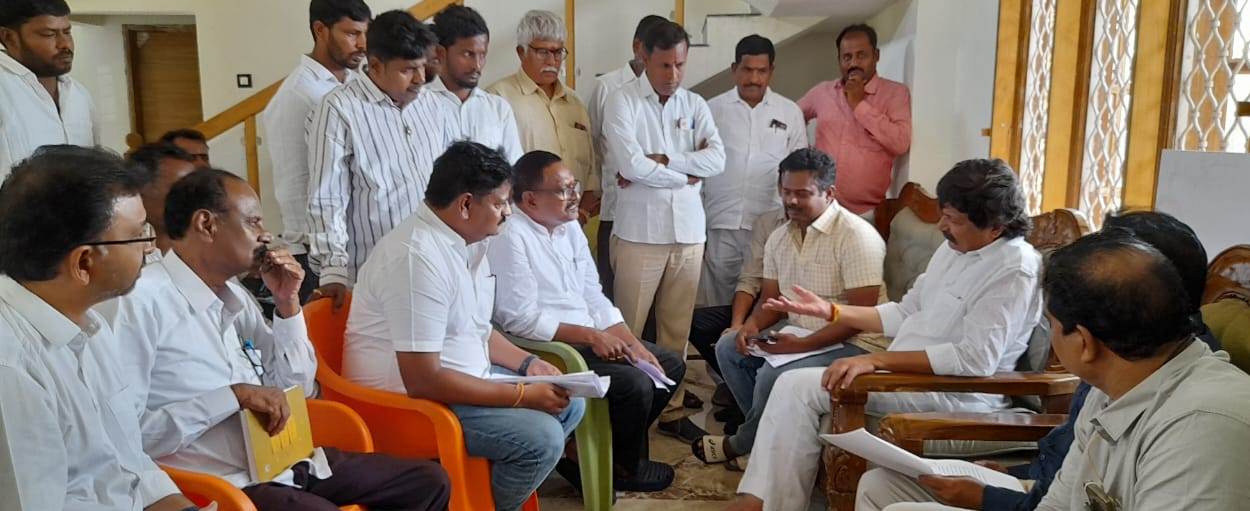 ఆర్‌టిసి, దేవాదాయ శాఖ అధికారులతో మాట్లాడుతున్న ఎమ్మెల్యే