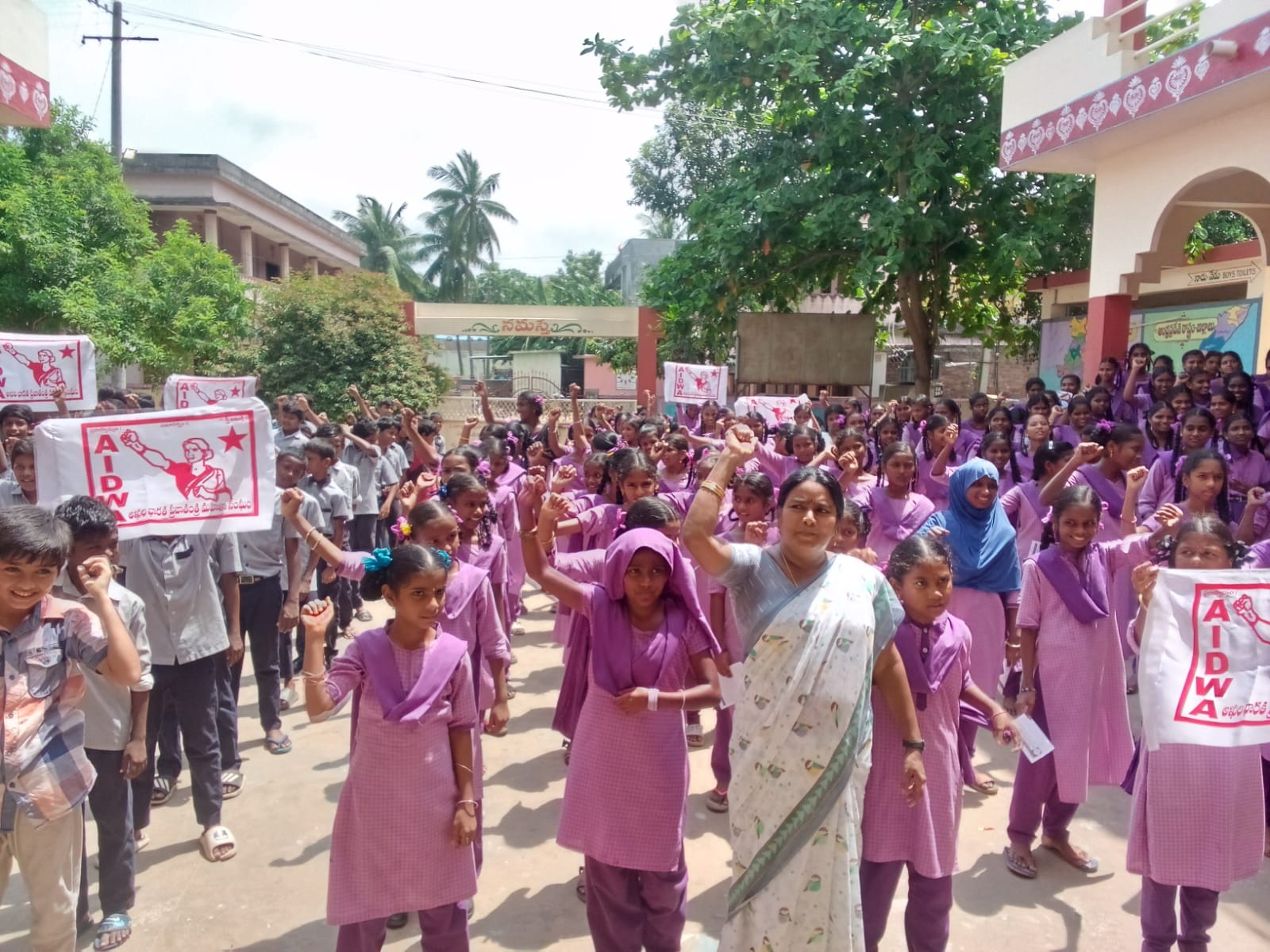 బాలికను హత్య చేసిన వ్యక్తిని కఠినంగా శిక్షించాలి