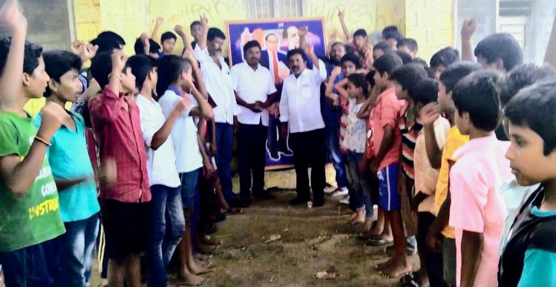 పీలేరు :ఎంఆర్‌పిఎస్‌ ఆధ్వర్యంలో నిరసన తెలుపుతున్న విద్యార్థులు