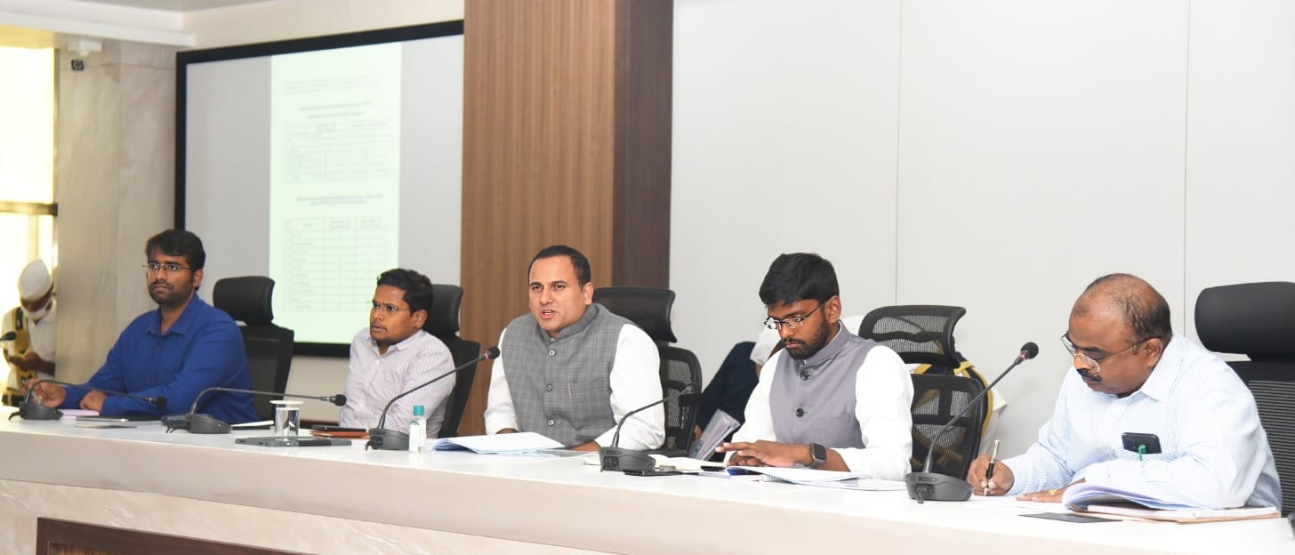 మాట్లాడుతున్న కలెక్టర్‌ విజయ్ రామరాజు