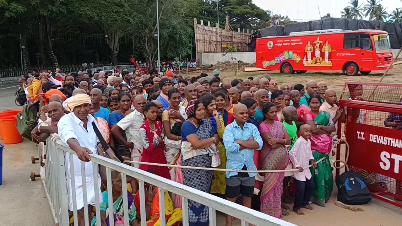 భక్తులతో క్యూలైన్ల బారులు 