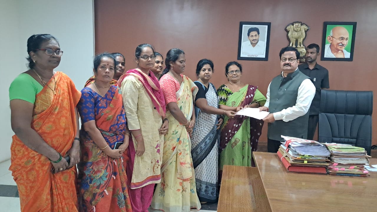కలెక్టర్‌కు వినతిపత్రం ఇస్తున్న శ్రామిక మహిళలు 