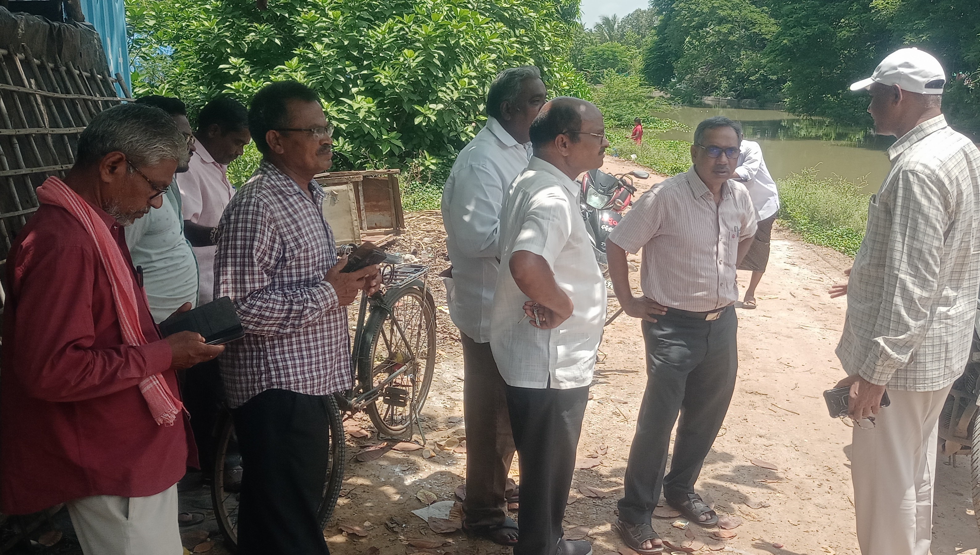 మురుగుపై సమీక్షిస్తున్న డిపిఓ రాంబాబు