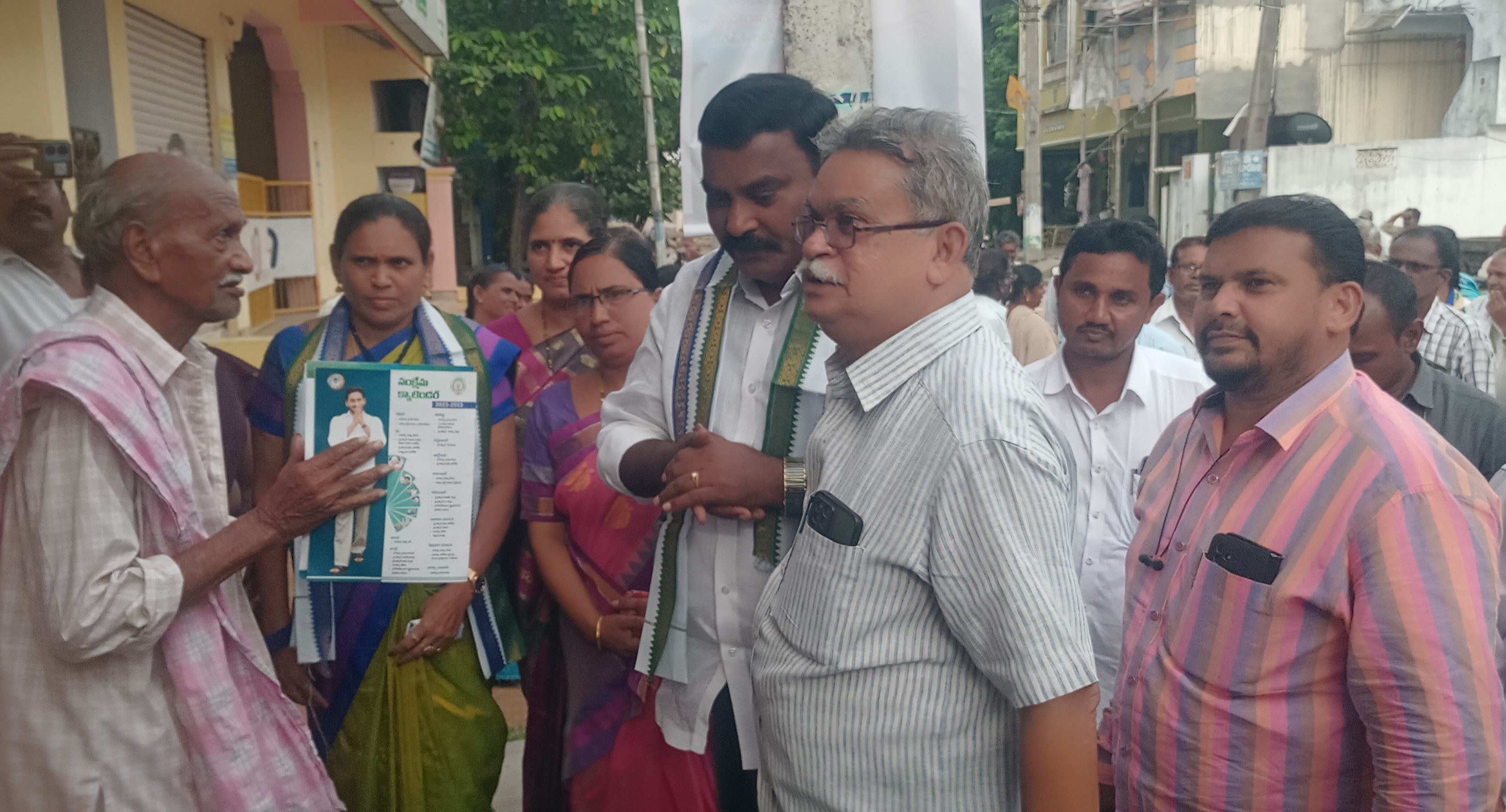 లబ్ధిదారునికి పత్రం అందజేస్తున్న మంత్రి నాగార్జున