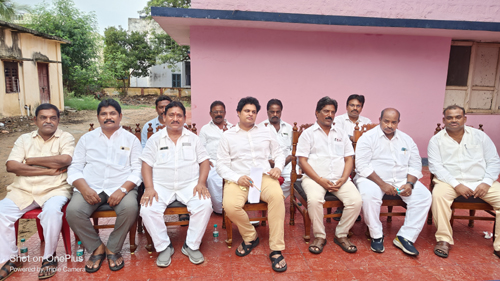 విలేకరుల సమావేశంలో మాట్లాడుతున్న కరణం వెంకటేష్ బాబు 