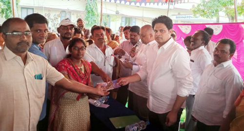 పెన్షన్లు పంపిణీ చేస్తున్న వైసిపి ఇన్‌ఛార్జి కరణం వెంకటేష్‌