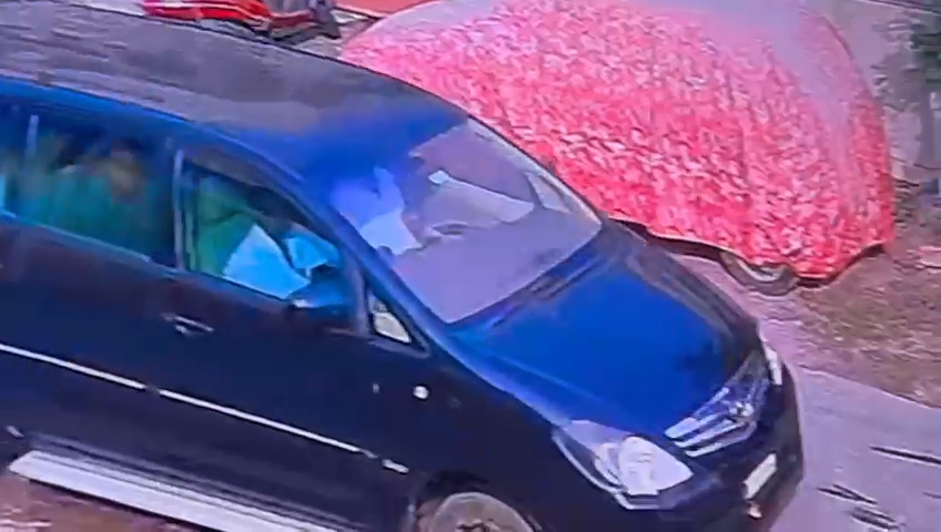 యువకుడిని కారులో తీసుకు వెళుతున్న తెనాలి పోలీసులు  