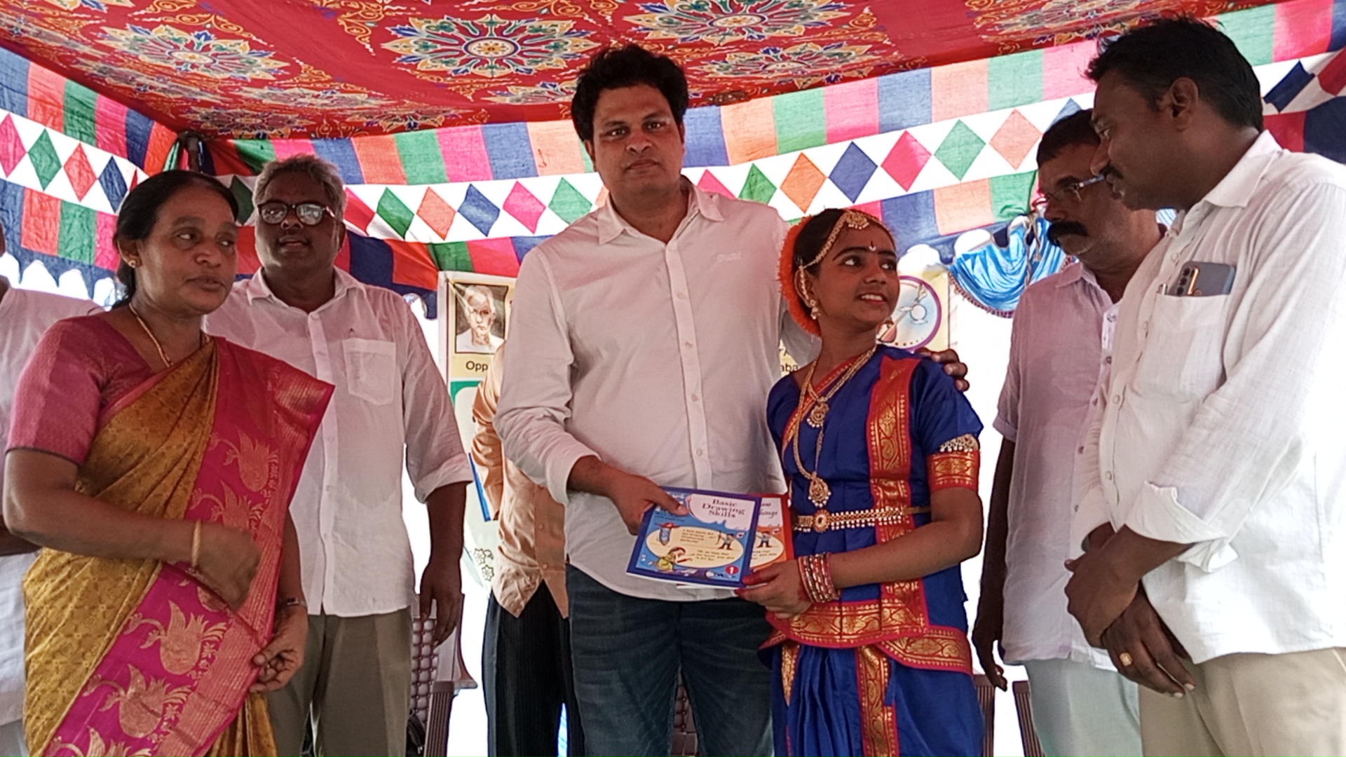 విద్యార్ధులతో వైసిపి ఇన్‌ఛార్జి కరణం వెంకటేష్‌