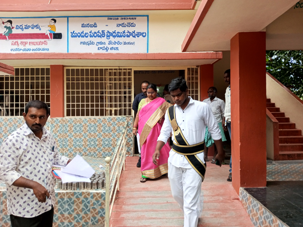 రామన్నపేట ఎంపీపీ స్కూల్ ను పరిశీలిస్తున్న చీరాల ఆర్డిఓ సరోజినీ