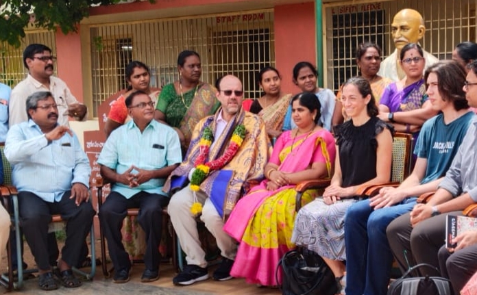 మైఖేల్‌ రాబర్ట్‌ క్రెమెర్‌ పూళ్ల హైస్కూల్‌ సందర్శన