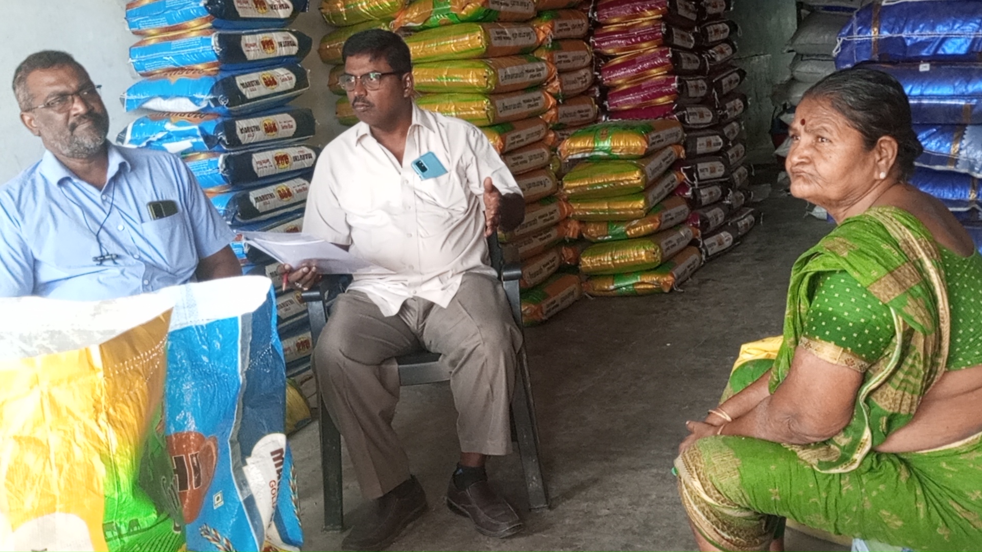 గడియార స్తంభం సెంటర్లో ఓ రైస్ షాప్ లో విచారిస్తున్న ఎన్ఫోర్స్మెంట్ డీటీలు ఓంకార్