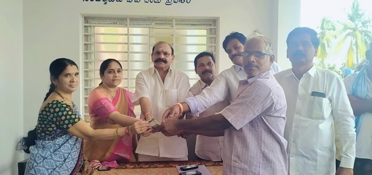 నూతనంగా 44 మందికి ఫించన్లు అందజేత